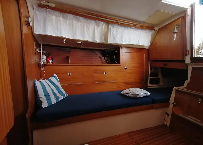 Cozy Sailboat In Barcelona!! No Showers