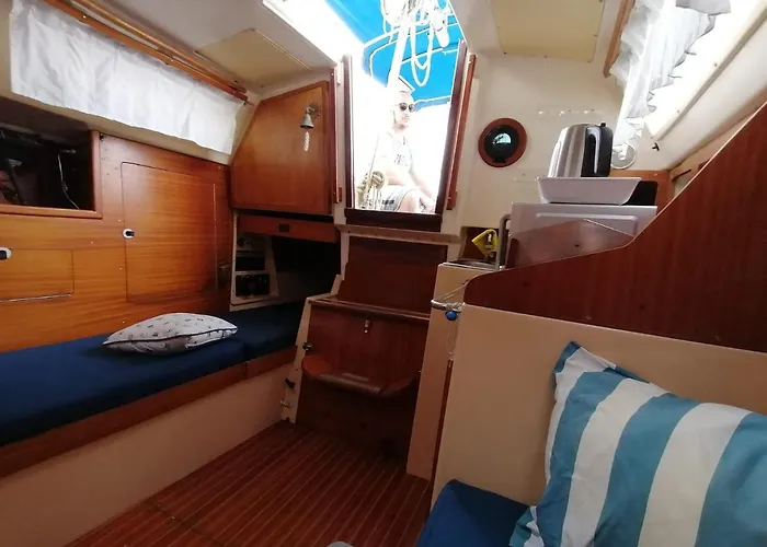Cozy Sailboat In Barcelona!! No Showers