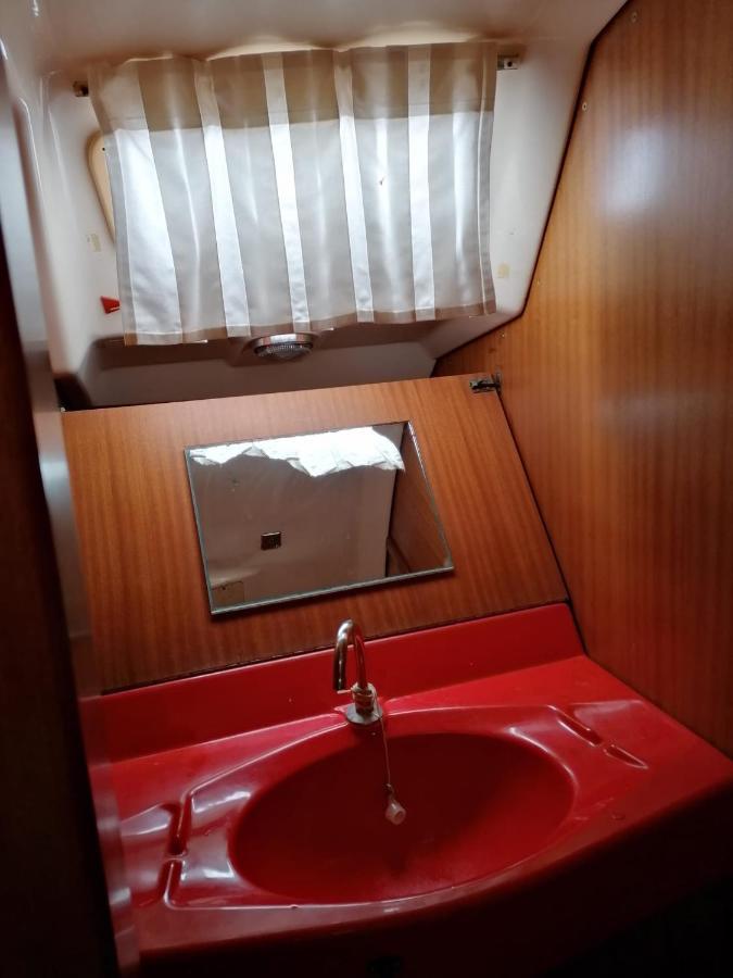 Botel Cozy Sailboat In Barcelona!! No Showers *