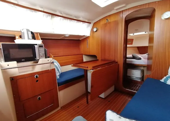 Cozy Sailboat In Barcelona!! No Showers