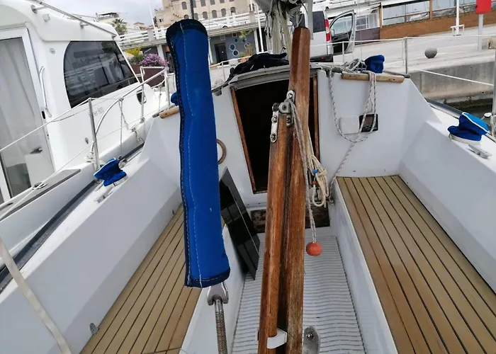 Cozy Sailboat In Barcelona!! No Showers
