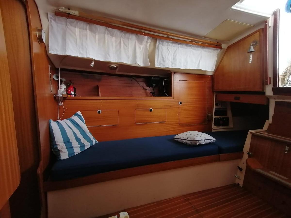 Botel Cozy Sailboat In Barcelona!! No Showers